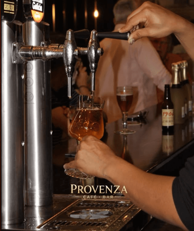 Servicio de copas en la barra de Provenza